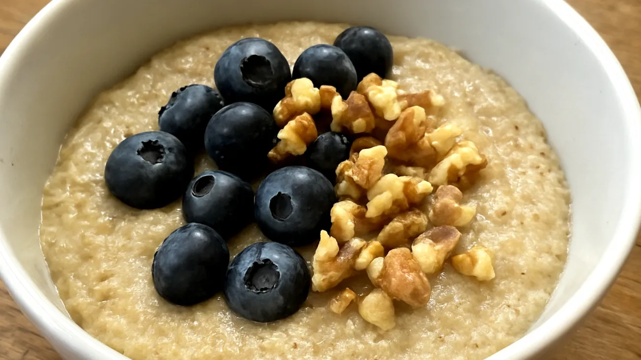Amaranth-Quinoa-Pudding mit Walnüssen und Blaubeeren"