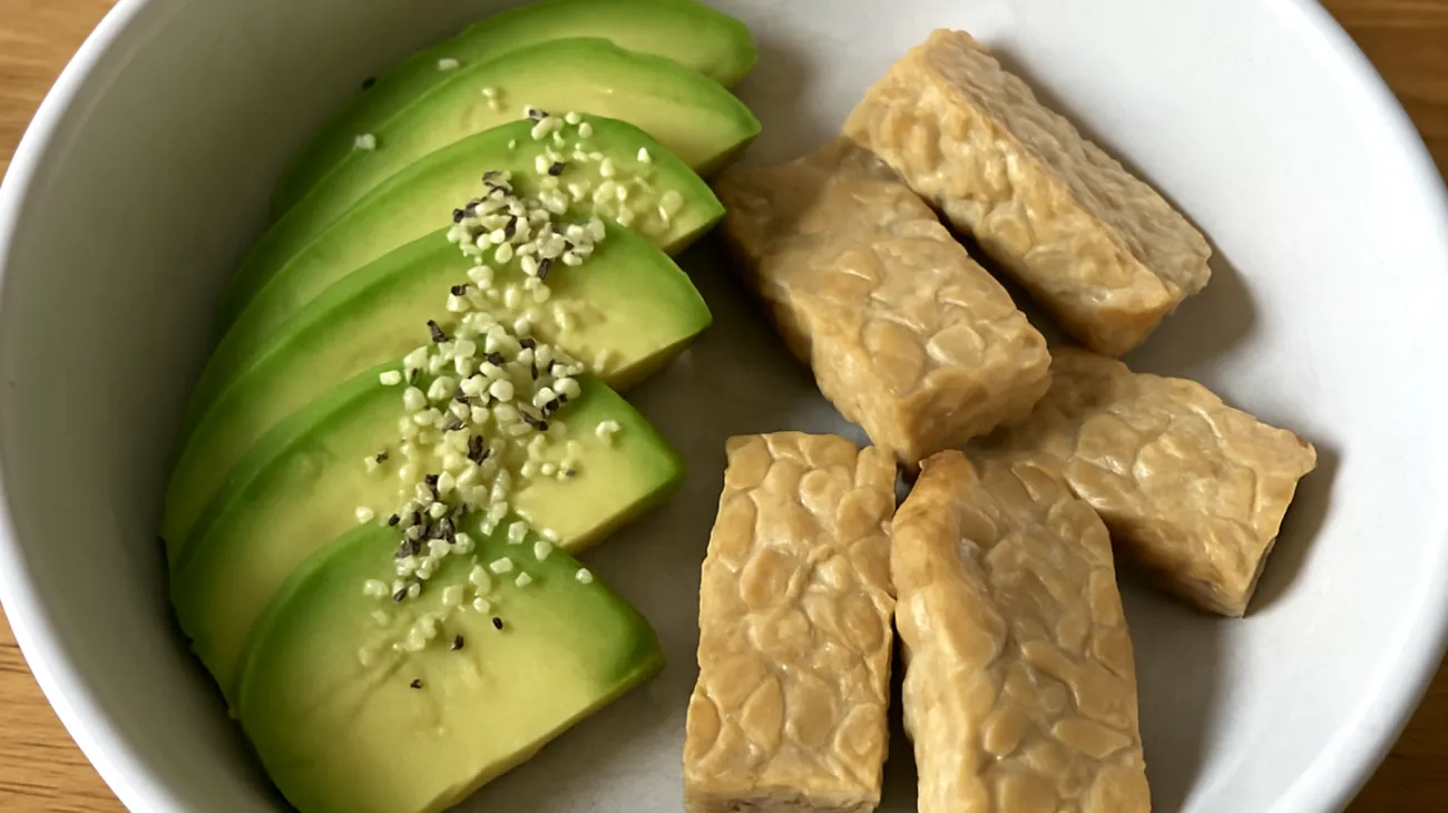 Avocado-Hanfsamen-Bowl mit fermentiertem Tempeh"