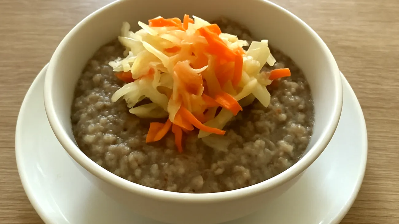 Buchweizen-Flohsamenschalen-Brei mit fermentiertem Gemüse"