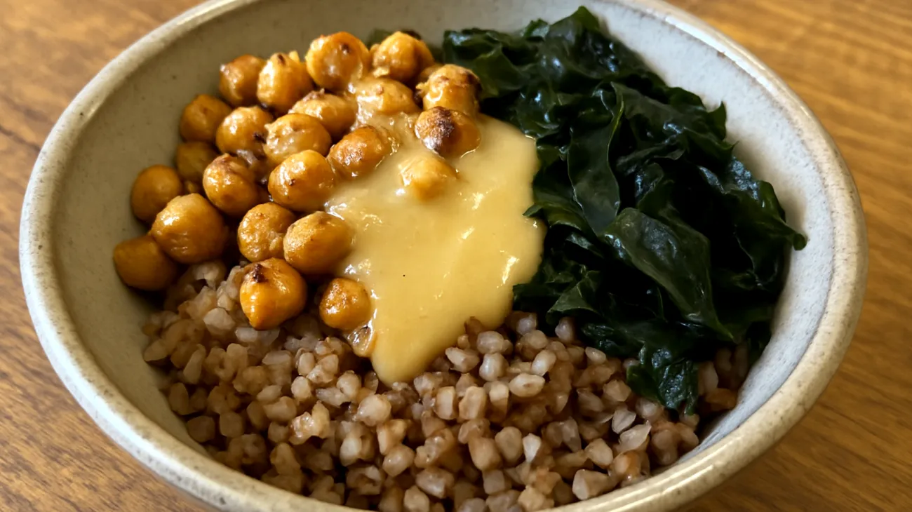 Buchweizen-Miso-Bowl mit gerösteten Kichererbsen und Wakame"