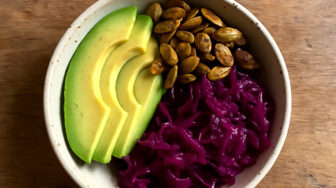 Kürbiskern-Avocado-Bowl mit fermentiertem Rotkohl"