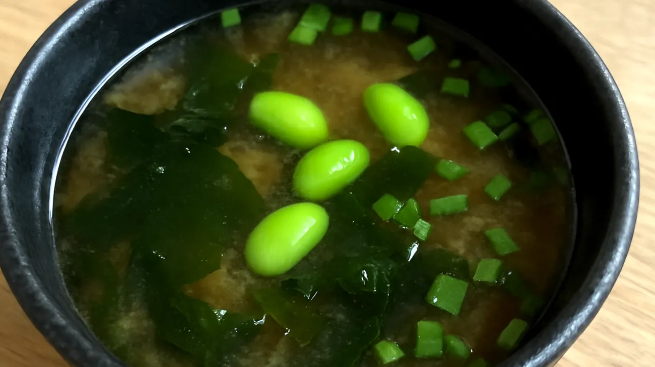 Miso-Suppe mit Wakame-Algen und Edamame"