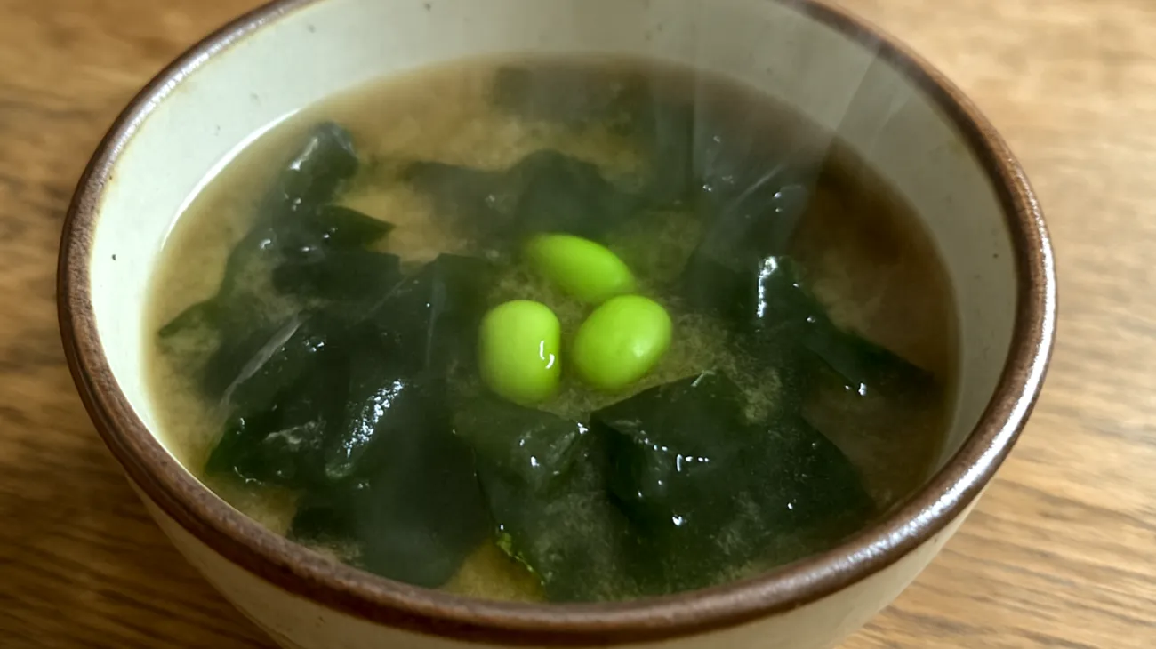 Miso-Suppe mit Wakame-Algen und Edamame"