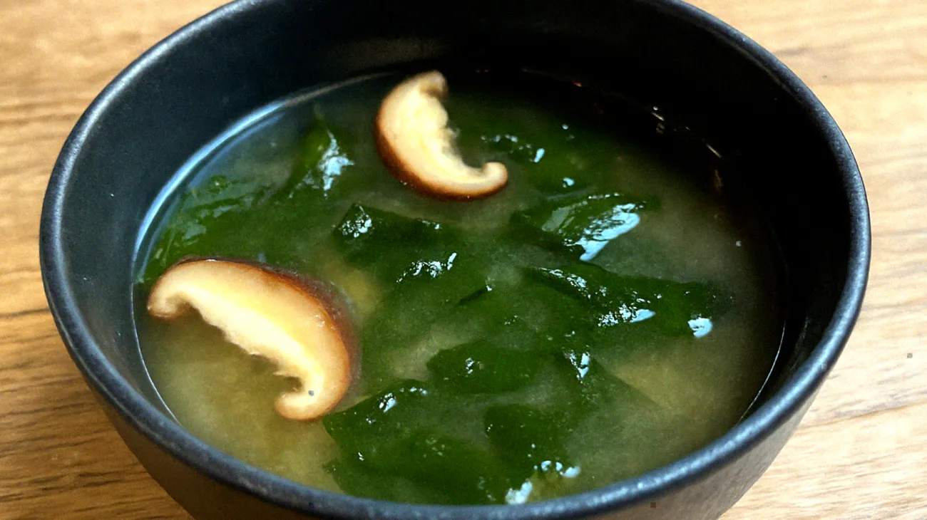 Miso-Suppe mit Wakame-Algen und Shiitake-Pilzen"