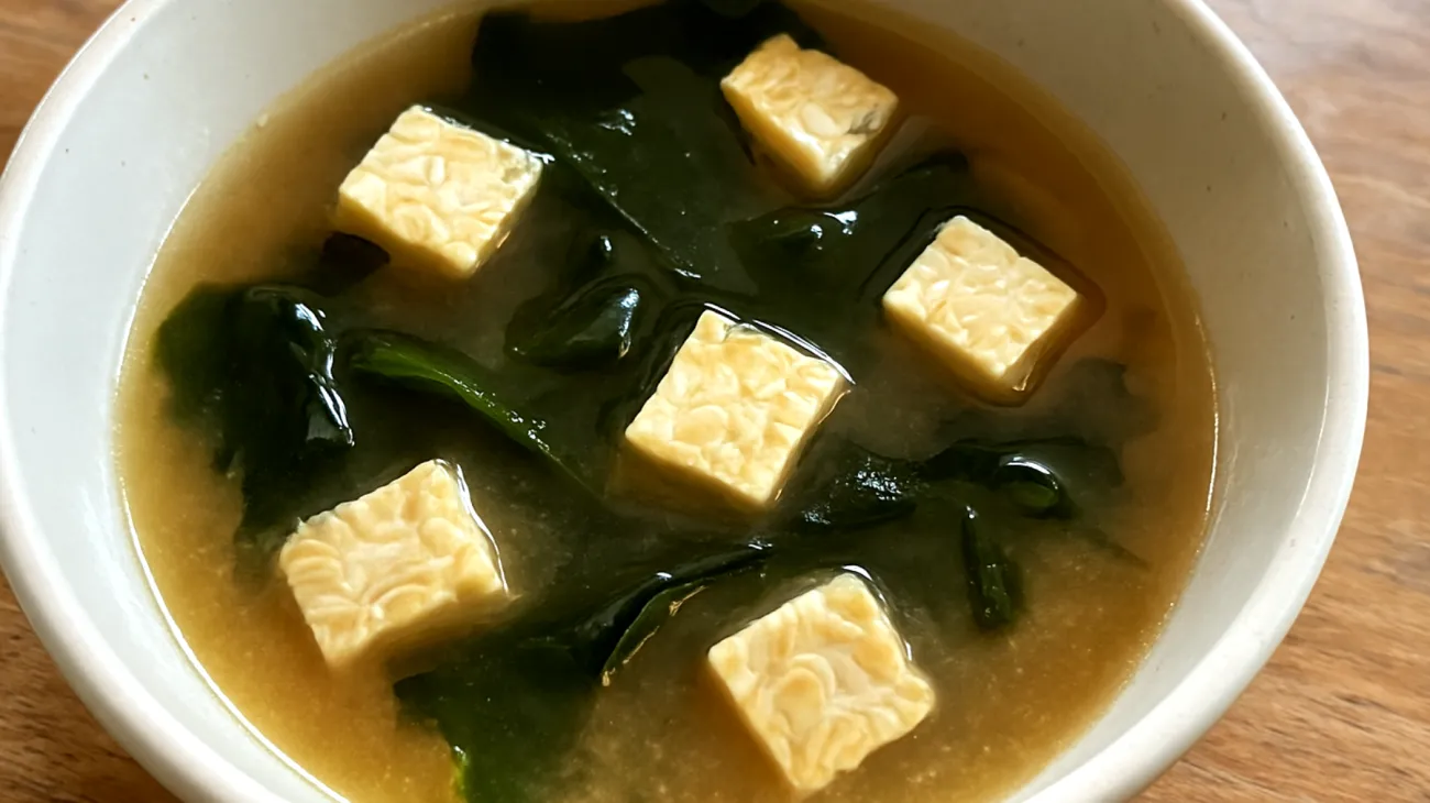 Miso-Suppe mit Wakame-Algen und fermentiertem Tempeh"