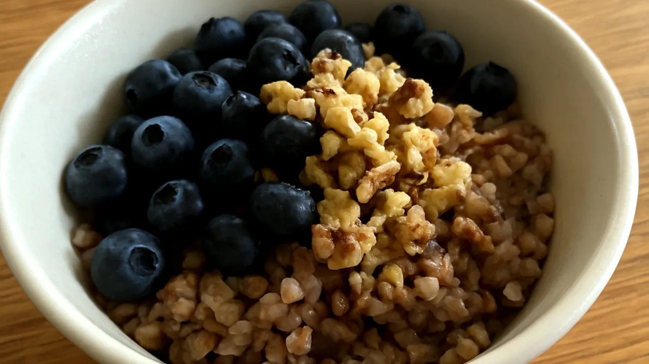 Buchweizen-Bowl mit Walnüssen und Blaubeeren"